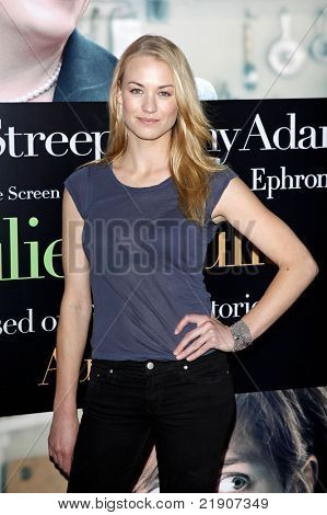 LOS ANGELES - 27 Lug: Yvonne Strahovski presso il Special Screening of 'Julie & Julia' presso il Vil Mann