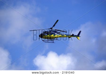 Helicoper giallo-blu nel cielo