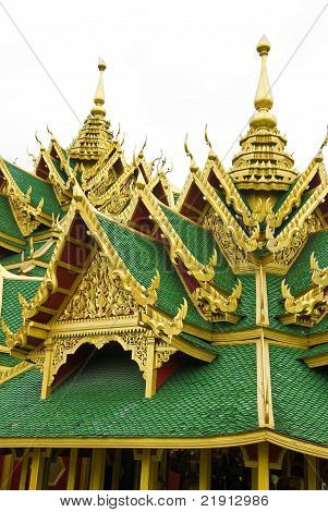 Oświecony Budda tajski styl architektoniczny