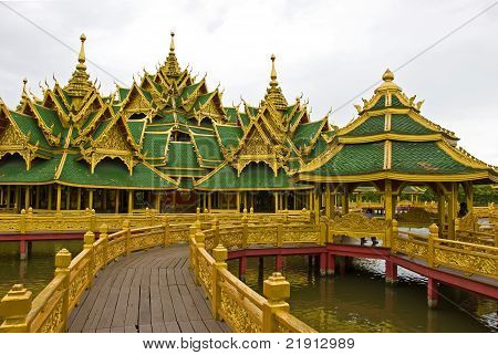 Oświecony Budda tajski styl architektoniczny