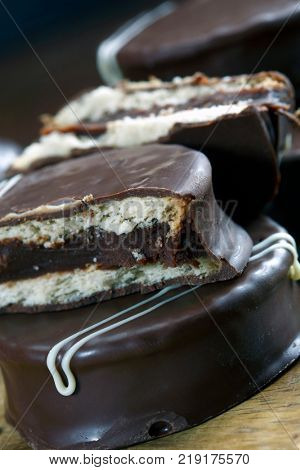 chocolate biscuit cookie, alfajor