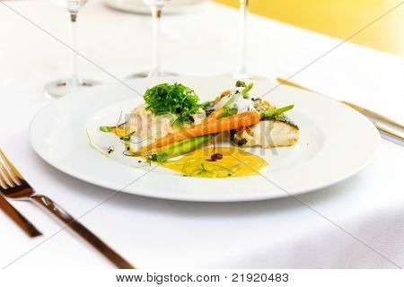 Filet van kabeljauw gebakken met Parijs boter geserveerd met sous-vide groenten en saus Hollandaise