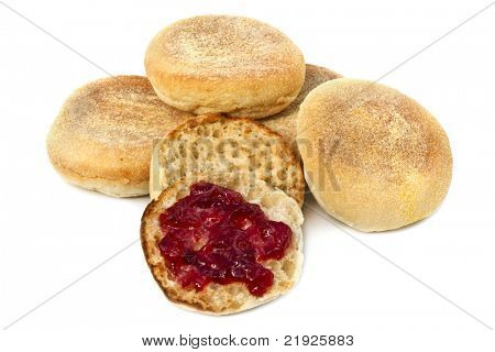 Muffins anglais sur fond blanc.  On est grillé, avec de la confiture aux fraises.