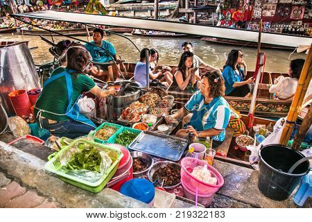 RATCHABURI, THAILAND - JAN 21, 2016 : Floating markets on Jan 21, 2016 in Damnoen Saduak,Ratchaburi Province, Thailand. Until recently, the main form of trade, now mostly a tourist attraction.