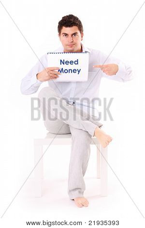 Een foto van een jonge man zit op witte achtergrond en bedelen voor geld