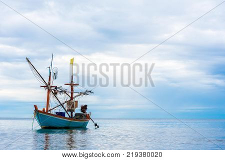 Fishing boat waiting for the seaside With blue sky