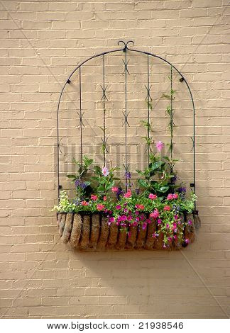 Arrangement floral sur mur de briques