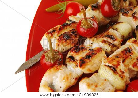 frisk stegt shish kebab på røde fad
