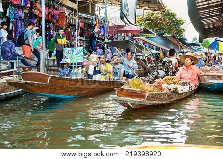 RATCHABURI, THAILAND - JAN 21, 2016 : Floating markets on Jan 21, 2016 in Damnoen Saduak,Ratchaburi Province, Thailand. Until recently, the main form of trade, now mostly a tourist attraction.