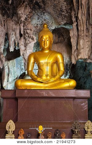 Estatua dorada de Buda en la cueva