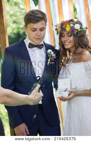 Light metering on pair of bride and groom.