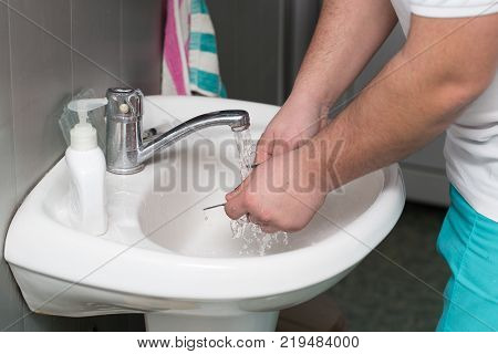 dentist washes tools in dentistry . Photos in the studio