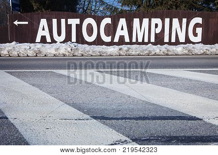 sign indicating the way to an autocamping