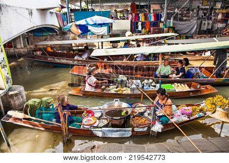 RATCHABURI, THAILAND - JAN 21, 2016 : Floating markets on Jan 21, 2016 in Damnoen Saduak,Ratchaburi Province, Thailand. Until recently, the main form of trade, now mostly a tourist attraction.