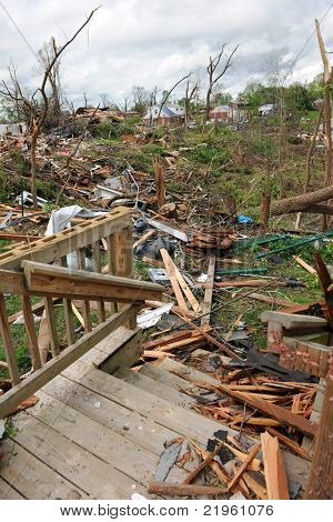 SAINT LOUIS, MO - 22 Nisan: İmha alan perişan Tornado tarafından geride. 22 Nisan, 20
