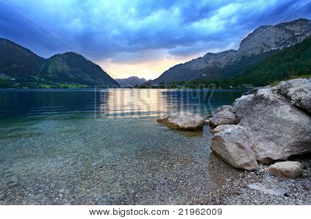 Natten storm over en Grundlsee (Alpine sø) i Salzkammergut. Østrig, Europa.