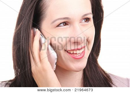 Une fille appelle sur un téléphone Mobile