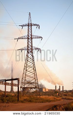 Torre de alta tensão. Paisagem de industria.