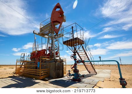 Pumpjack.
A pumpjack is the overground drive for a reciprocating piston pump in an oil well.
The arrangement is commonly used for onshore wells producing little oil. Pumpjacks are common in oil-rich areas.
