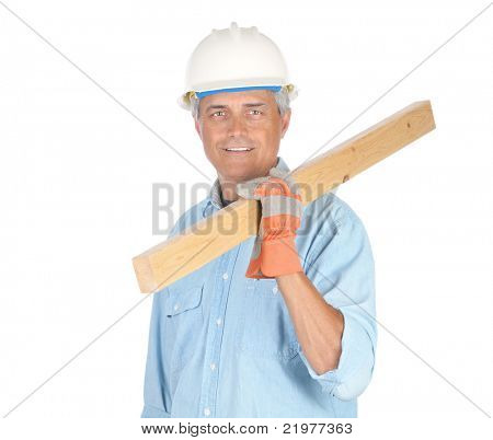 Medio di età costruzione operaio portando Board sulla spalla isolata on white
