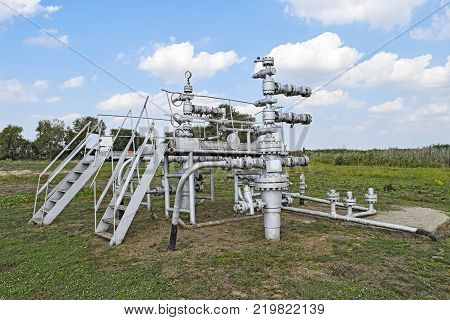 Equipment of an oil well. Shutoff valves and service equipment.