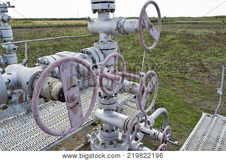 Equipment of an oil well. Shutoff valves and service equipment.