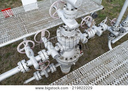 Equipment of an oil well. Shutoff valves and service equipment.
