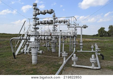 Equipment of an oil well. Shutoff valves and service equipment.