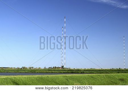 Aerial platforms for the transmission of radio waves in the longwave range. Means of communication with submarines.