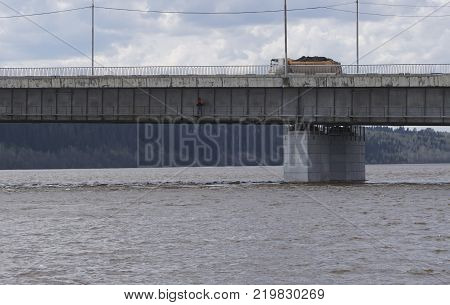 The image of the bridge of the waves on the water