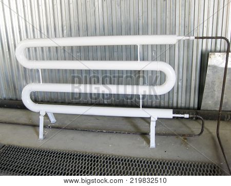 Radiator steam heating. Heating industrial facilities.  Equipment for primary oil refining.