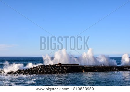 Photo Picture of a BIg Wave in the Ocean