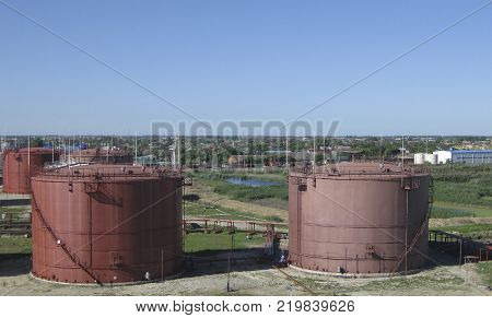 Storage tanks for petroleum products. Equipment refinery.