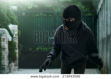 Masked thief sneak at night to stealing