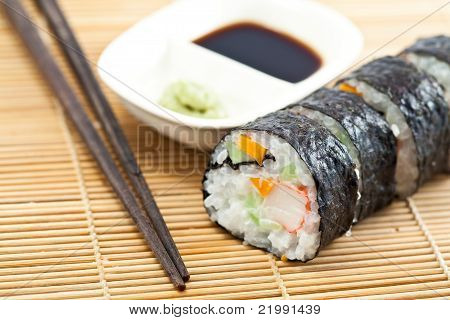 Sushi Roll con salsa de soja.