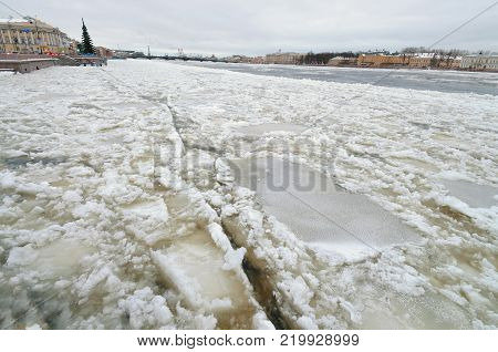 In the city is winter.The river is icebound.Outside the frost and cold.