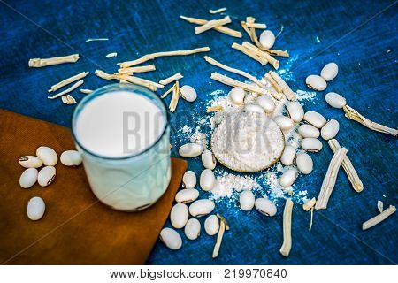 Close Up Of Two Ayurvedic Herbs I.e. Cowhage,kuanch,mucuna Pruriens And Satavari,asparagus Racemosus