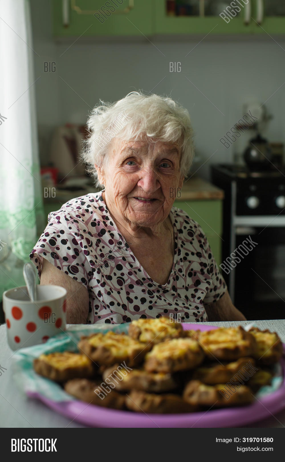 Бабка которая сидит. Бабка которая сидит. Злая пожилая женщина. Бабка сидит и молчит. Бабка которая сидит.