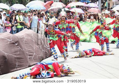 Davao City, Philippines-august 2014: Emotional Performance Of Streetdancers At The Kadawayan Festiva