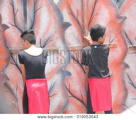 Davao City, Philippines-august 2014: Participants In Simple Costumes Hold Their Props For The Other 