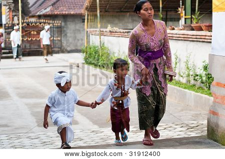 Balijski kobiety z dziećmi w Tirta Empul