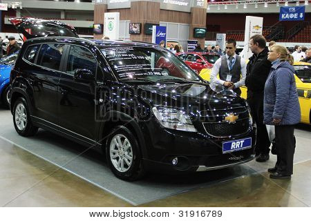 San Pietroburgo, RUSSIA - 5 aprile: Chevrolet Orlando è in mostra al 