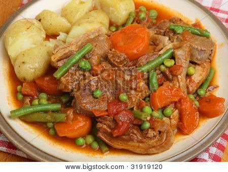 Navarin af lam, fransk land lamb gryderet, serveret med gaffel-knust nye kartofler.