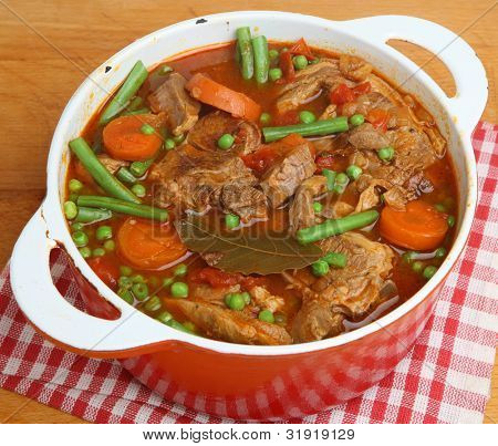 Navarin af lam, fransk lamb gryderet, langsomt kogt på knoglen.