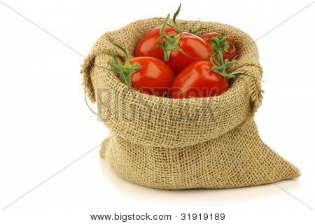 frischen italienischen Pomodori Tomaten in einer Jute-Tasche auf weißem Hintergrund