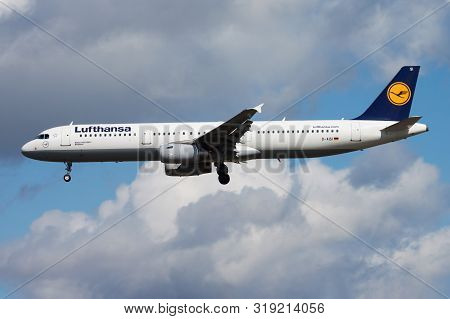 Frankfurt / Germany - August 12, 2014: Lufthansa Airbus A321 D-aisi Passenger Plane Landing At Frank