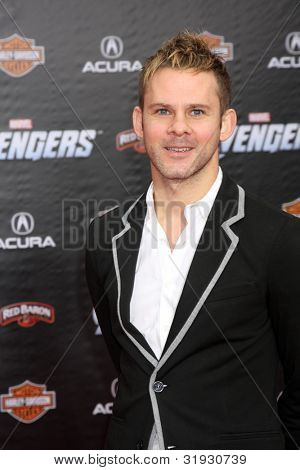LOS ANGELES - 11 de abril: Dominic Monaghan chega na estréia de 
