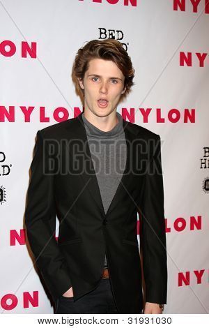 LOS ANGELES - 10 de abril: Eugene Simon chega a NYLON Magazine 13 festa de aniversário no Sm