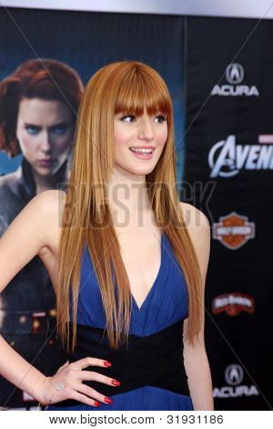 LOS ANGELES - APR 11: Bella Thorne pojawia się w 