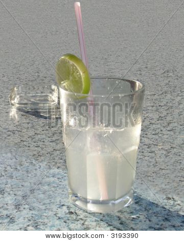 Cam kül tablası ile limonata